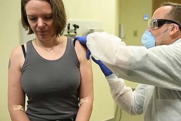 WUMed | Pierwsza ochotniczka otrzymuje eksperymentalną szczepionkę na koronawirusa